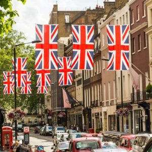 Calle en Reino Unido llena de banderas
